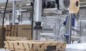 多米諾助力電商物流中心貼標自動化！